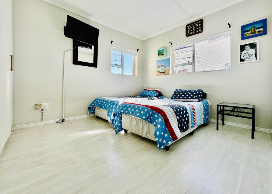 4 Bedroom Property for Sale in Perlemoenbaai Western Cape